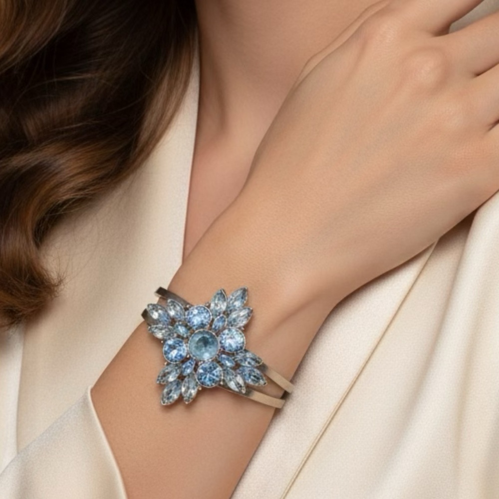 🧚🏻‍♀️ Silver and Blue Crystal Floral Bracelet